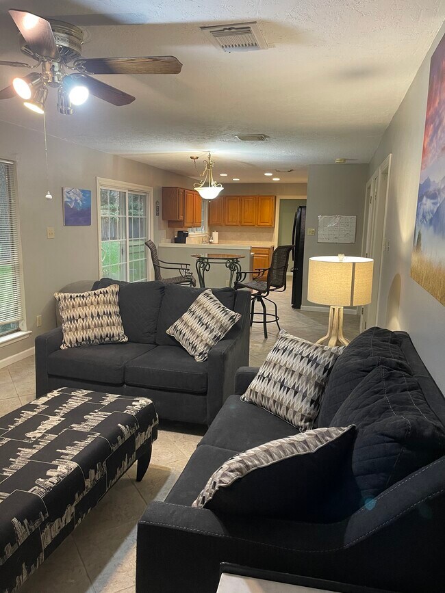 Family room open to kitchen and breakfast nook. - 2931 Valley Rose Dr