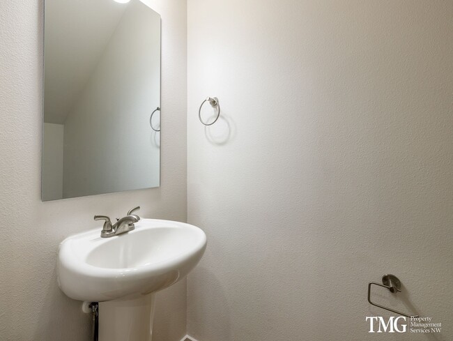 Building Photo - Centrally Located Townhome with Attached G...