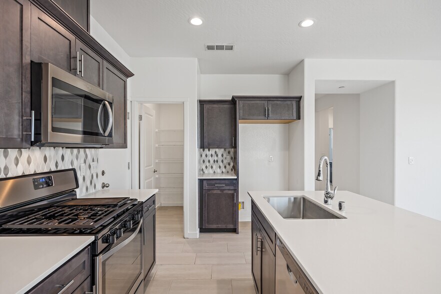 Building Photo - 821 Amanecer Ave