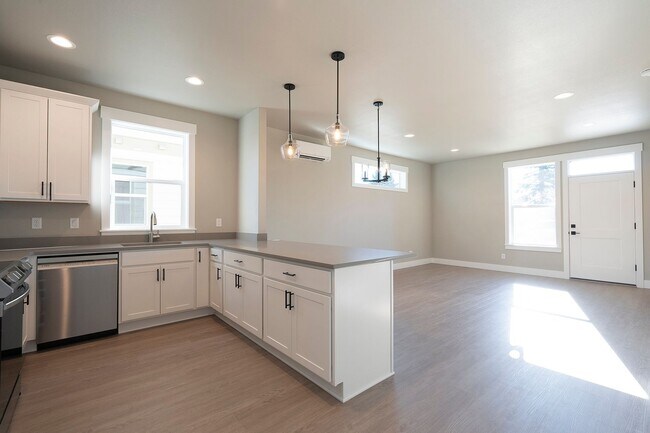 Building Photo - 2 Weeks Free Rent W/ Approved Application ...