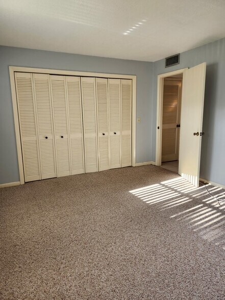 Building Photo - 10455 Carrollbrook Ct