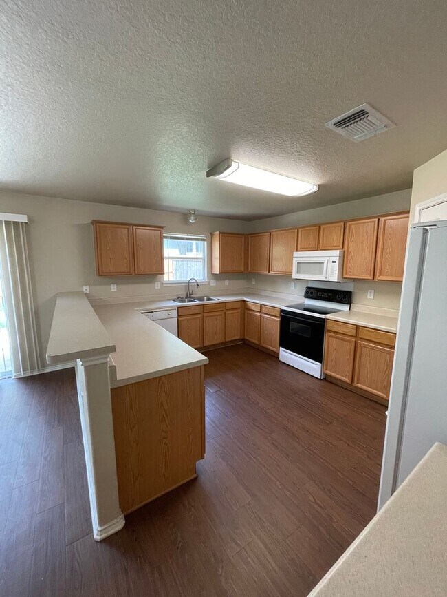 Building Photo - NEW ON MARKET