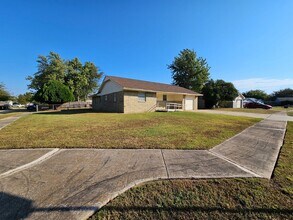 Building Photo - (4) Bed/(2) Bath New Flooring and Fresh Pa...