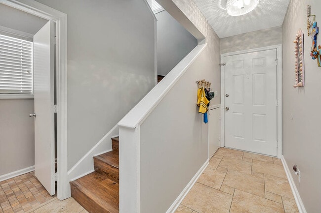 Building Photo - 132 S Island Square Dr