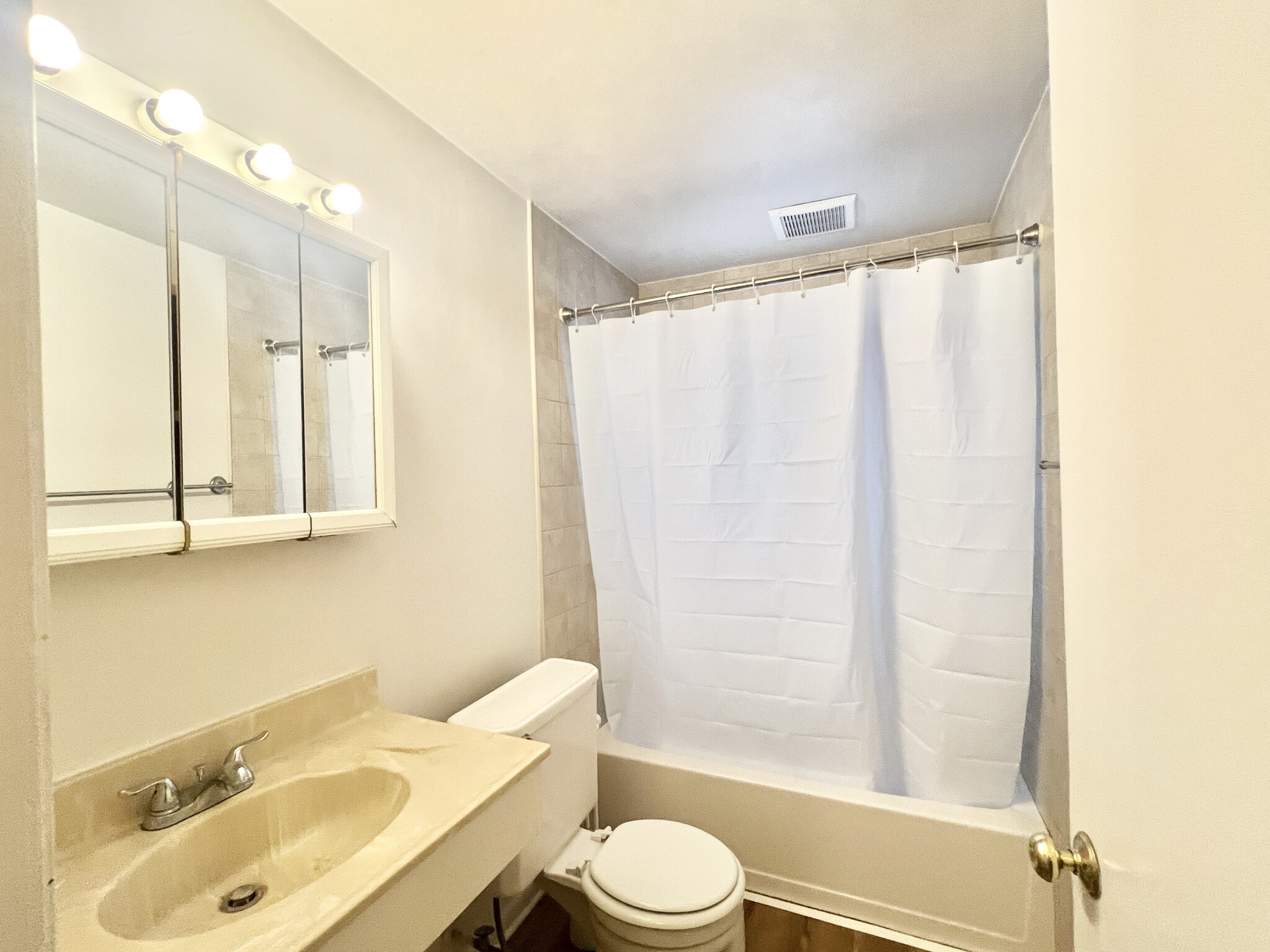 Building Photo - 319 N Walnut St