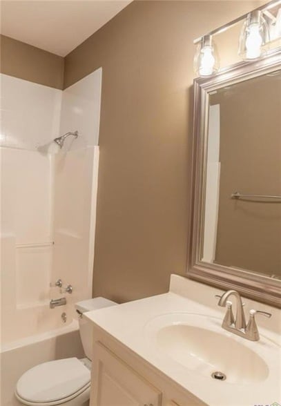 Building Photo - 5668 Ducros Dr