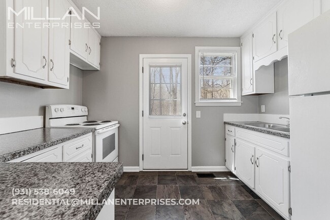 Building Photo - Great Location with Easy Access to Fort Campbell & Downtown