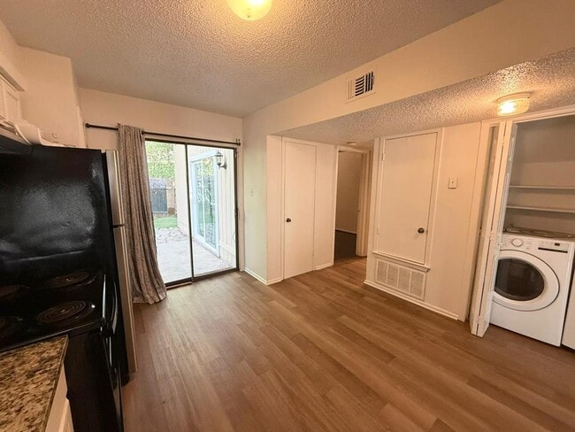 Building Photo - 2700 Mulford Cove