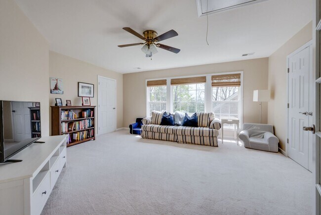 Building Photo - 4 Bedroom, 3.5 Bathroom Executive Home with Fenced Yard and 3 Car Garage.