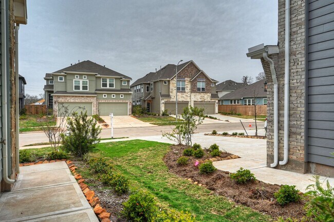 Building Photo - 1535 Crystal Stream Dr