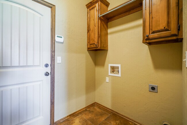 Building Photo - 1713 Pinewood Dr