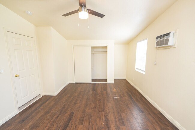Building Photo - 3 Bedroom/2 Bathroom Home