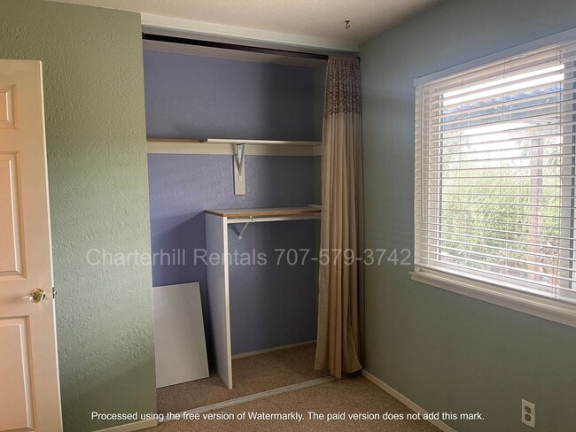 Building Photo - Lovely home on large lot down a private la...