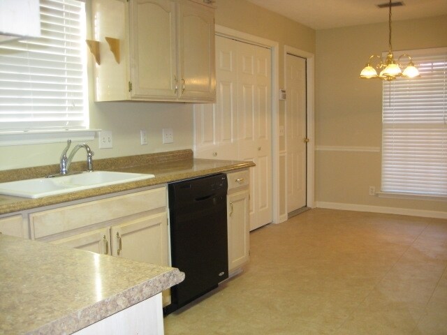 Building Photo - 1013 Victoria Ln W