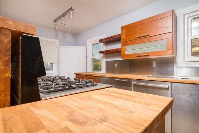 Building Photo - 2 Bed 1 Bath Detached 2 Car Garage in Denn...