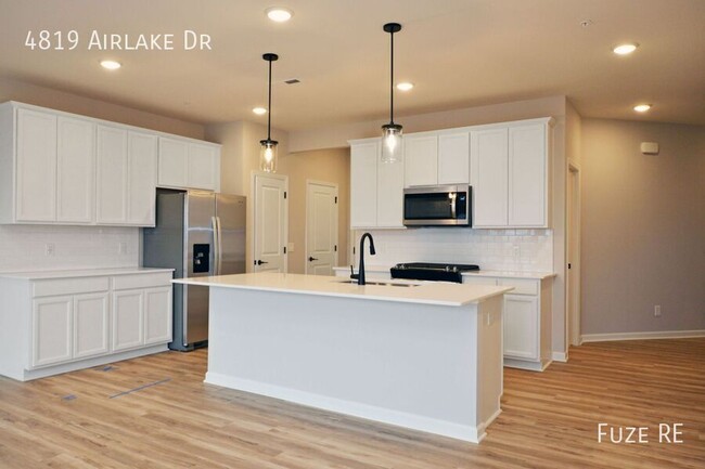 Building Photo - 4819 Airlake Dr