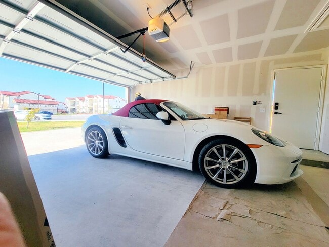 Building Photo - Spacious 4-Bedroom, 2-Bathroom Single Family Home in Austin!