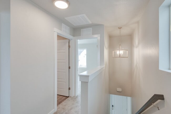 Building Photo - Beautiful, Modern 2 Bedroom Cottage Available!