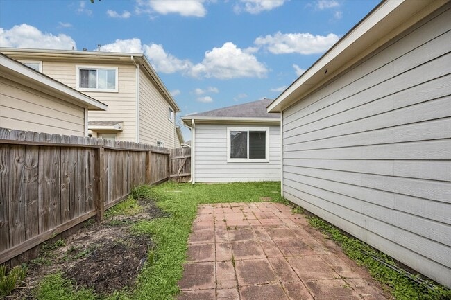 Building Photo - 6106 Settlers Lake Cir E