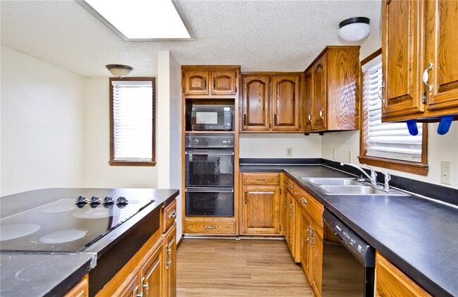 Building Photo - 726 McClure Ave