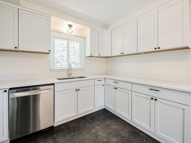 Building Photo - Spacious 3BR Home with Expansive 1-Acre Lot!