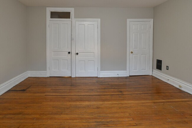 Building Photo - Large 5 Bedroom on Peffer