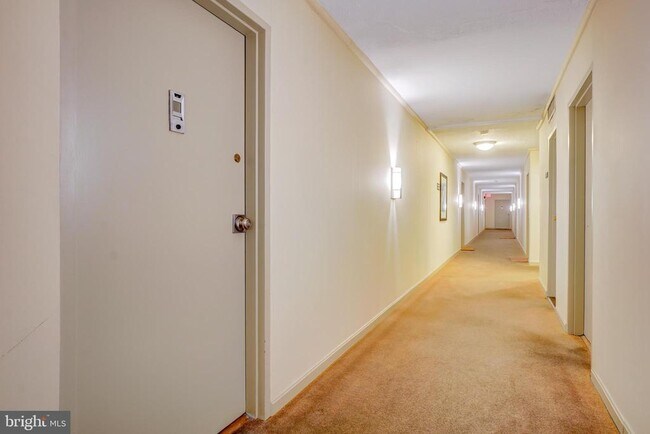 Building Photo - 7400 Lakeview Dr