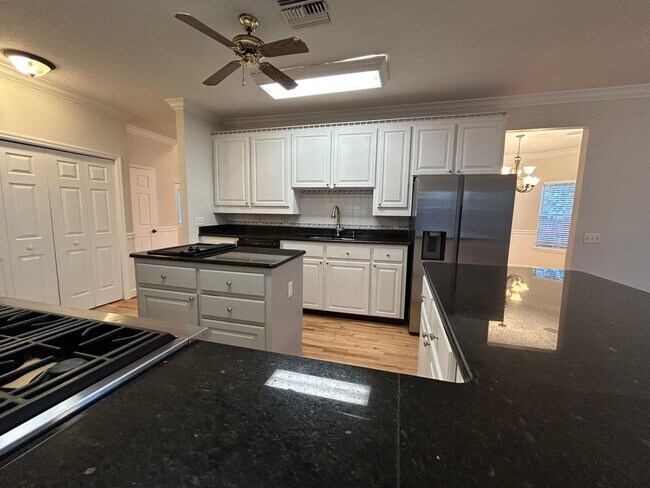 Building Photo - Spacious and Perfectly located 4/2 home in...