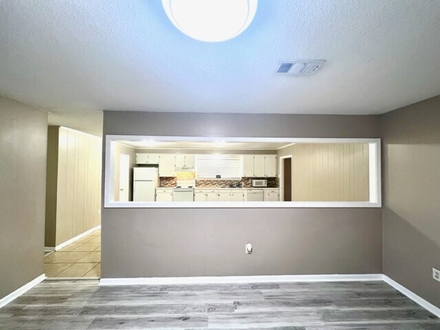 Building Photo - 1210 S Augusta Ave