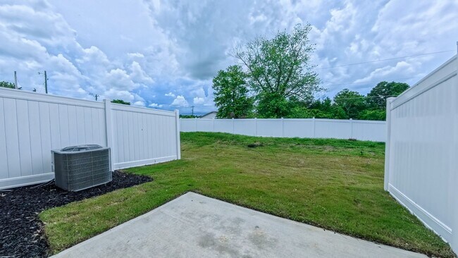 Building Photo - Spacious Townhome!