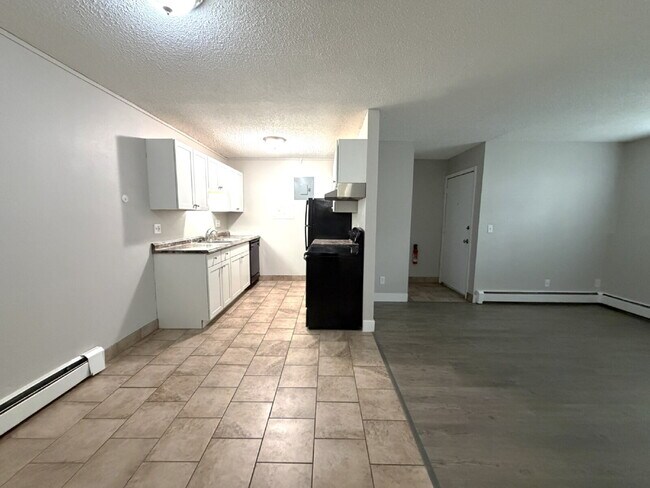Building Photo - Updated & Clean 2BR Condo - Utilities Included - Laundry, Parking & Pool