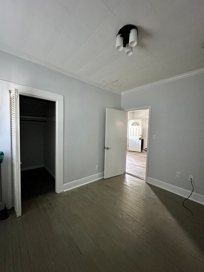 Building Photo - 641 E Elm St