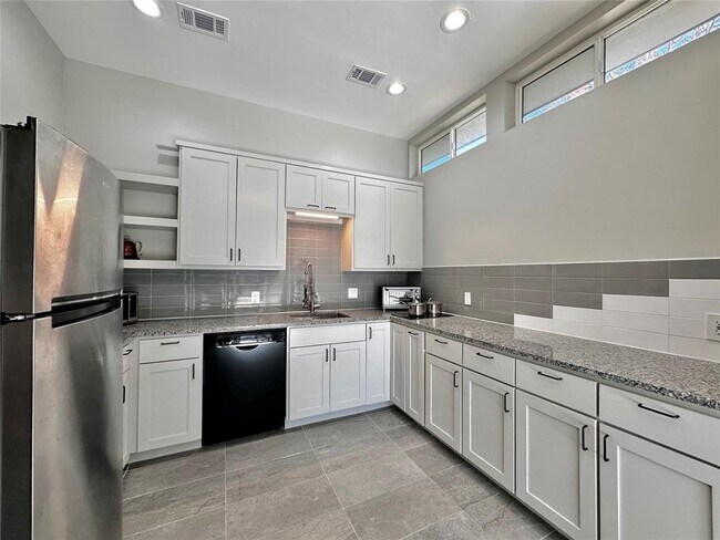 Building Photo - 914 E 39th St