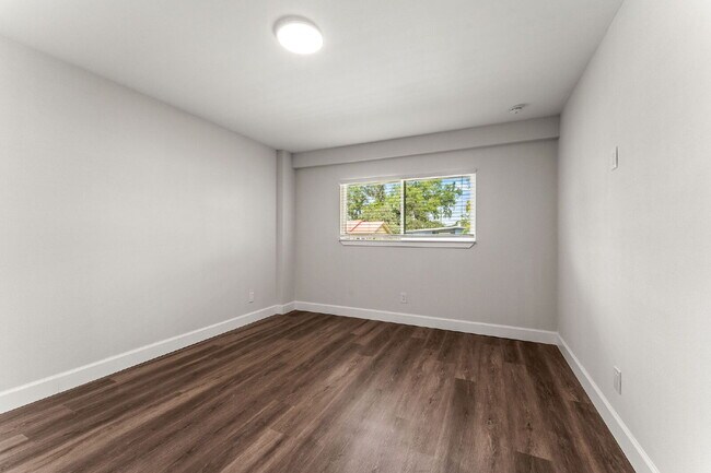 Building Photo - Charming 4-Bed with 2 Full Baths and Large...