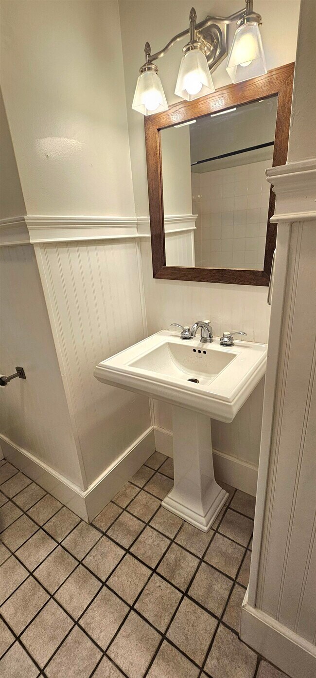 Building Photo - 908 Lakewood Ave