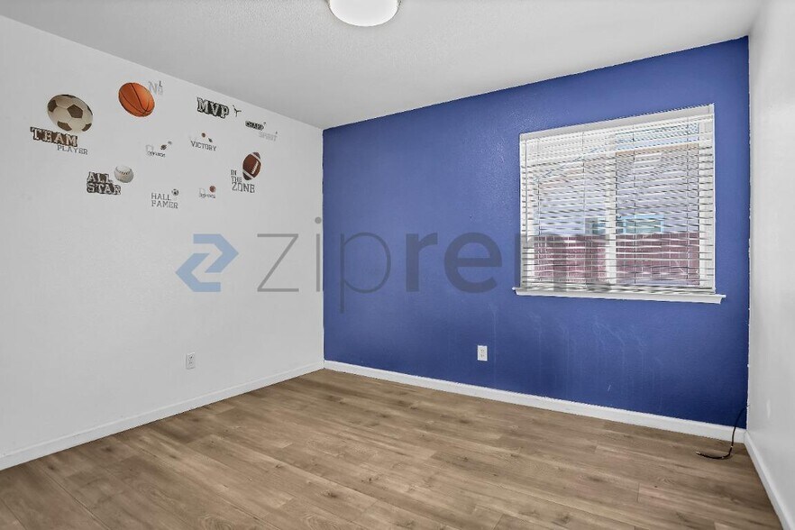 Building Photo - Unit