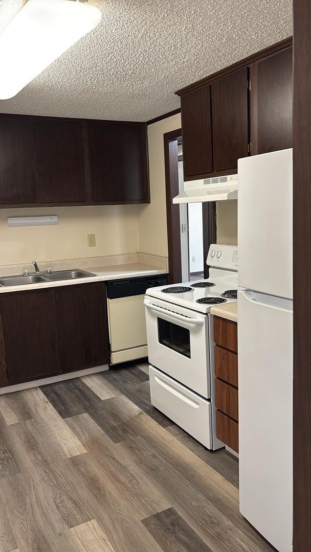 Building Photo - Fully Renovated 1/1 Available for Immediat...