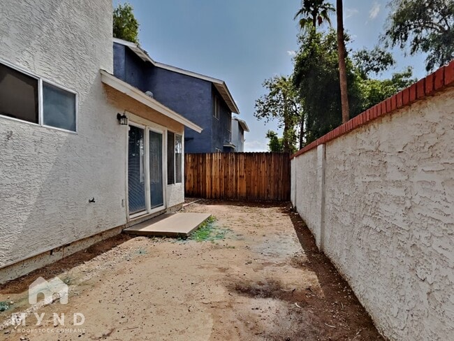 Building Photo - 413 W Renee Dr