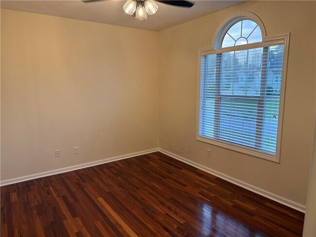Building Photo - 6000 Carlow Ct SE