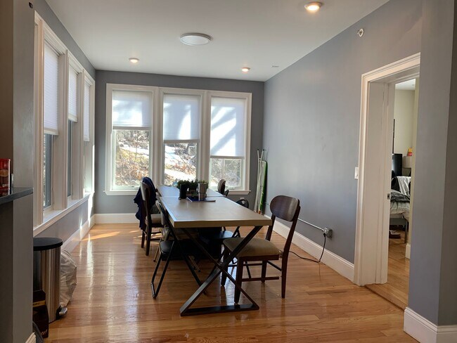 Building Photo - Brighton 7 Bed / 7 Bath – Massive Unit – Central A/C – No Fee – 8/15