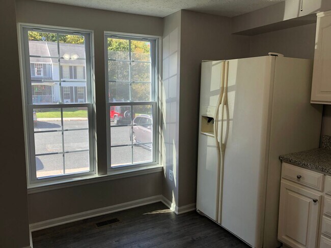 Building Photo - Townhouse-Village of Thomas Run-4 Bathrooms!!