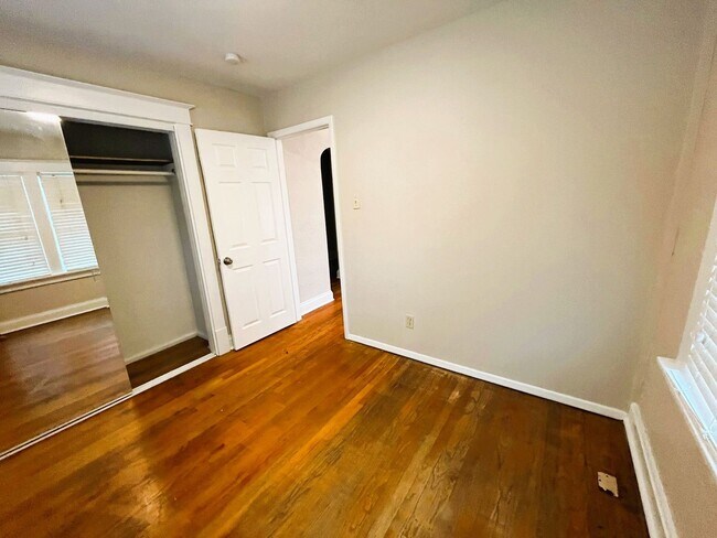 Building Photo - Darling 2 bedroom Bungalow