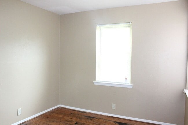 Building Photo - MESQUITE 3 bedroom home with hardwood floors!