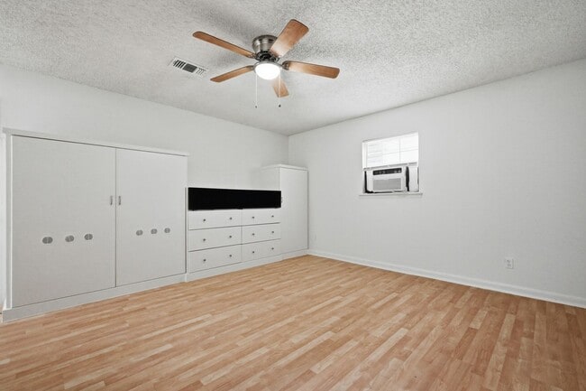 Building Photo - 3BR w/ IDEAL location near Hurlburt Field!!