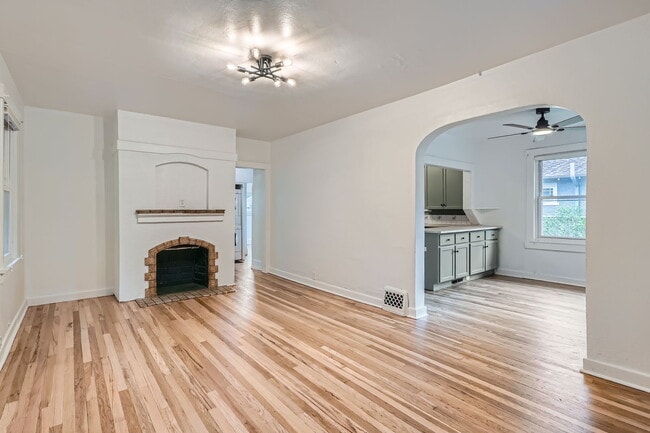 Building Photo - 960 Monroe St