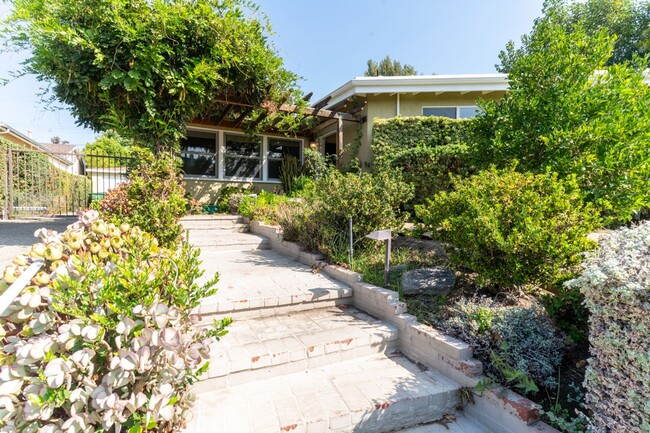 Building Photo - Beautiful 3b2b Home with Private Fenced Ya...