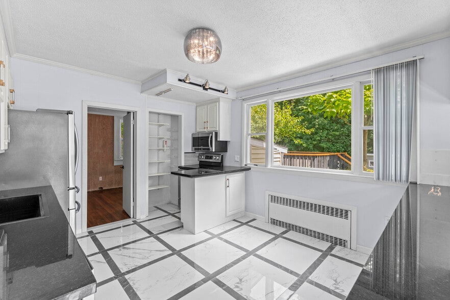 Building Photo - 210 Raymond Rd