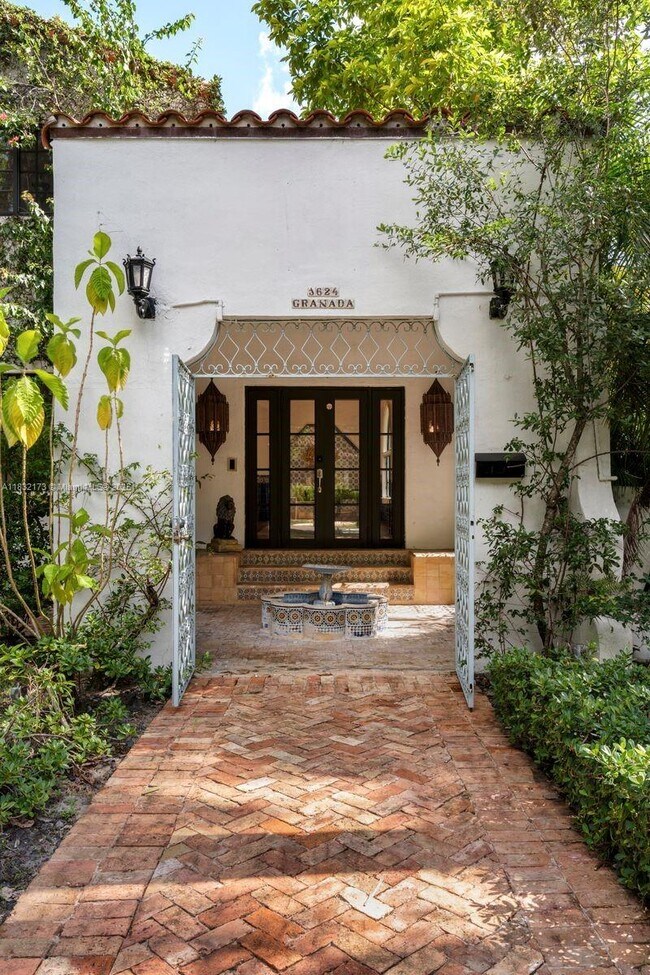 Building Photo - 1624 Granada Blvd