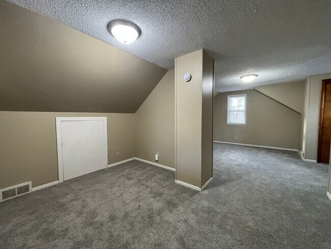 Building Photo - 4 bedroom, 2 bathroom home in the peaceful community of Mahtomedi access to White Bear Lake