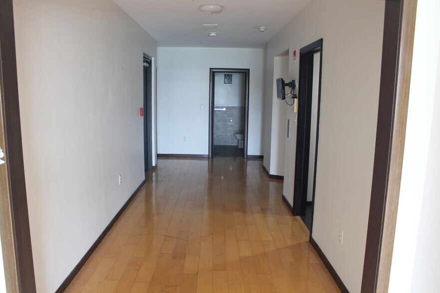Unit 3 Hallway - 70 Kennedy Plz